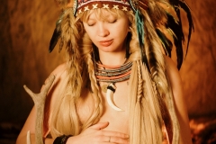 Emilka-sesja-ciazowa-pioropusz-kolor-2026-7-z-11